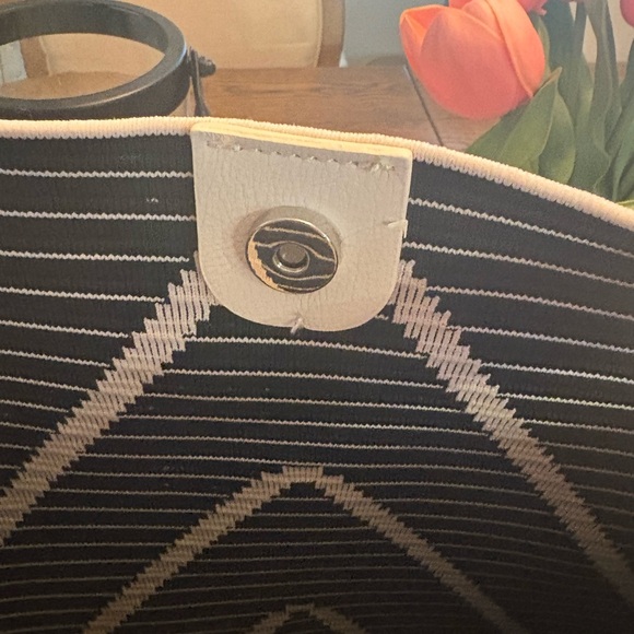 BCBG Chevron Stripe Woven Tote NWOT - Picture 3 of 8